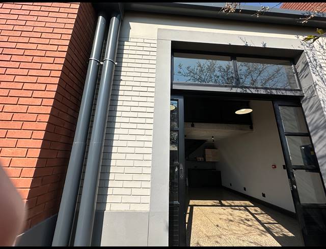 73M² SHOWROOM TO LET IN ROOIHUISKRAAL